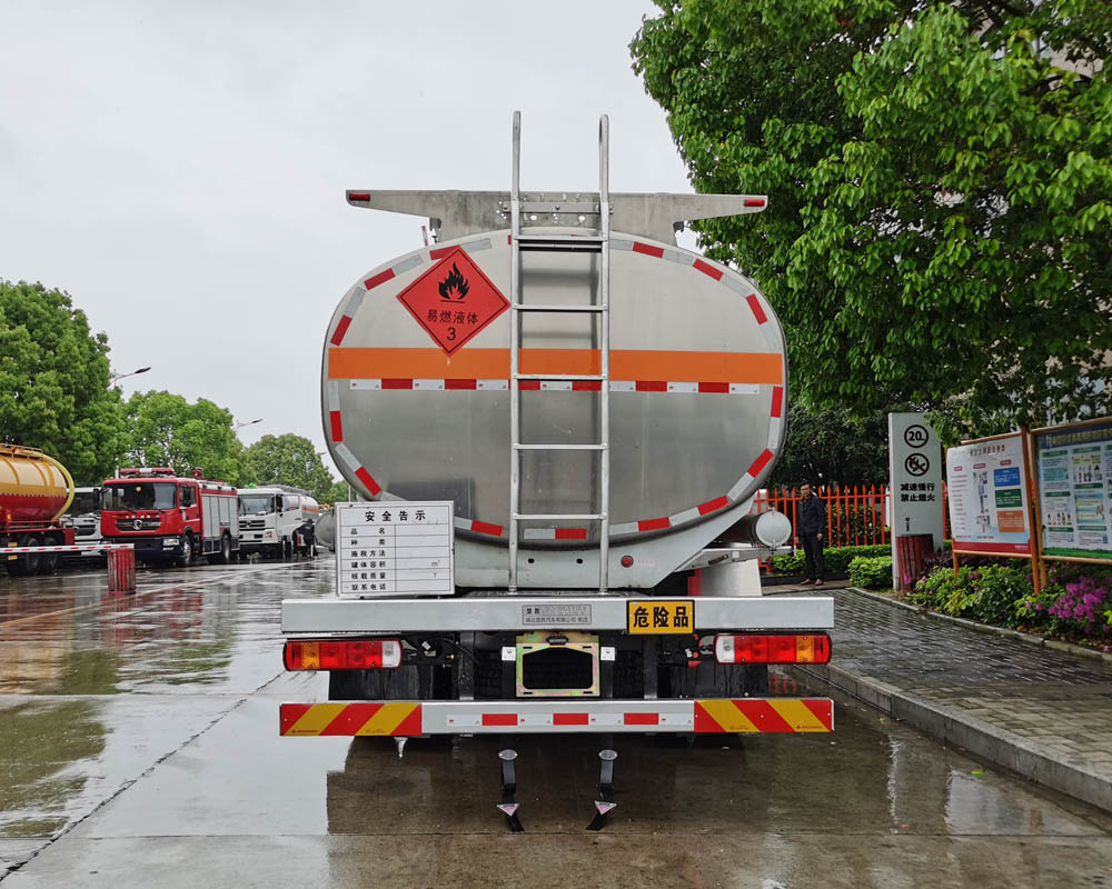 楚勝牌CSC5186GYYBL6型鋁合金運(yùn)油車